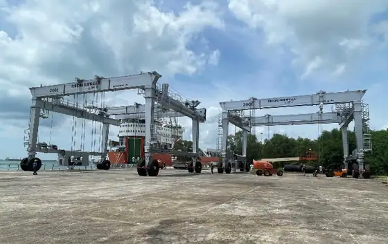 Mobile gantry crane